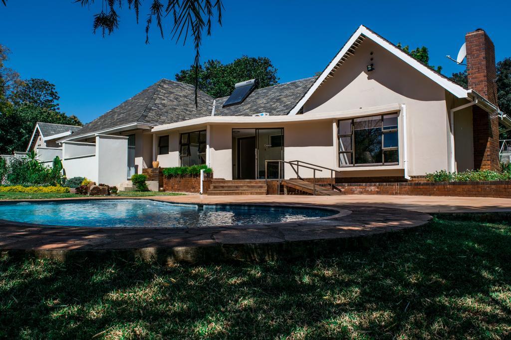 Jacaranda Hotel Harare Bagian luar foto